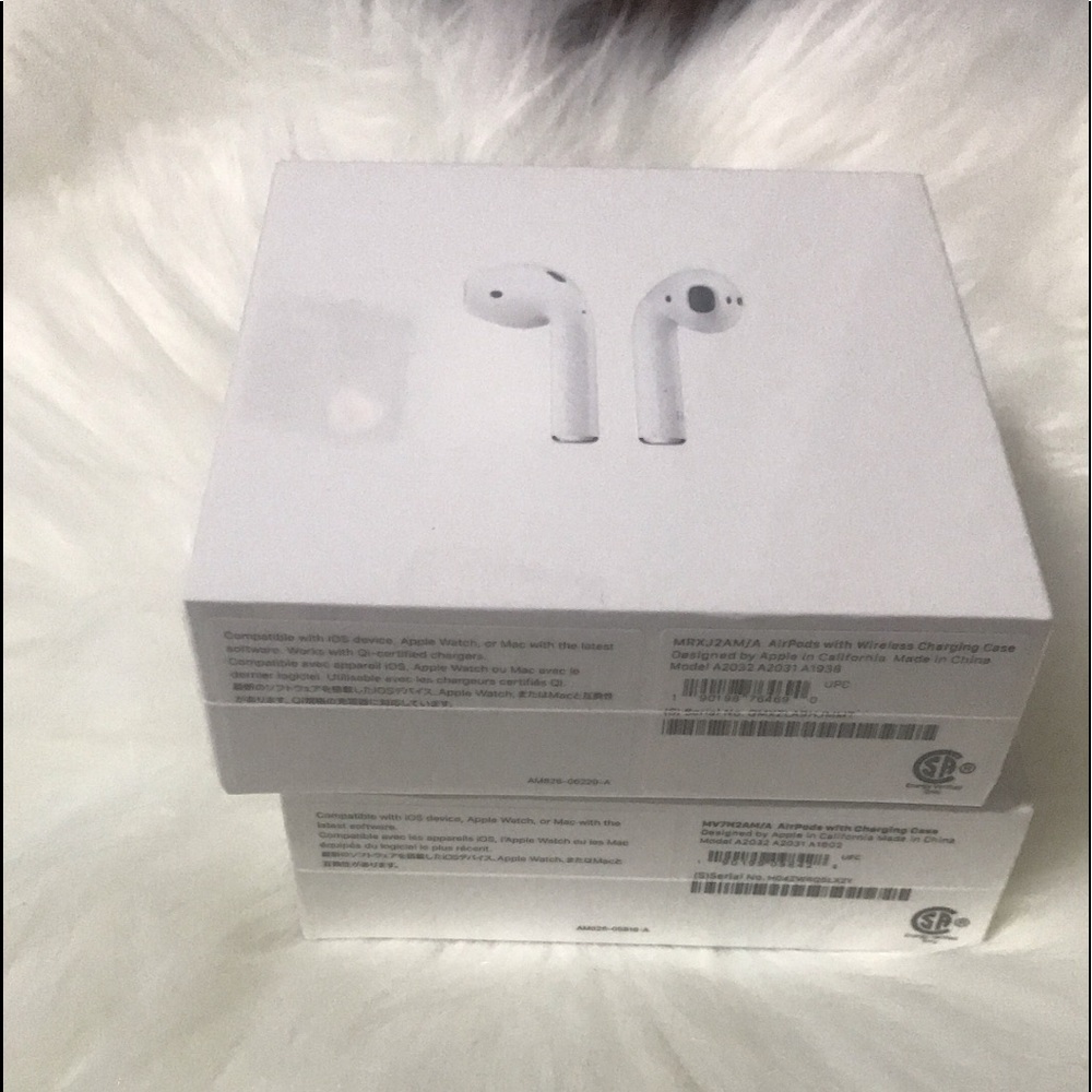 Apple AirPods
with Charging Case